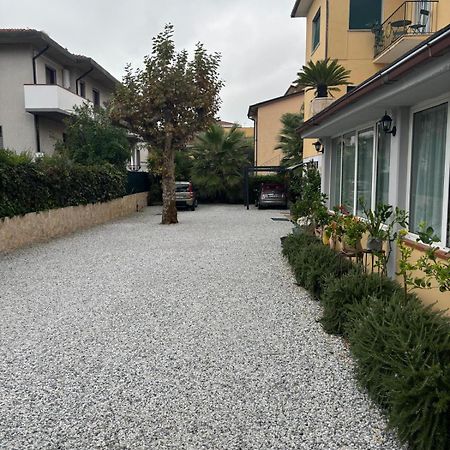 Casa Versilia Hotel Marina di Massa Buitenkant foto