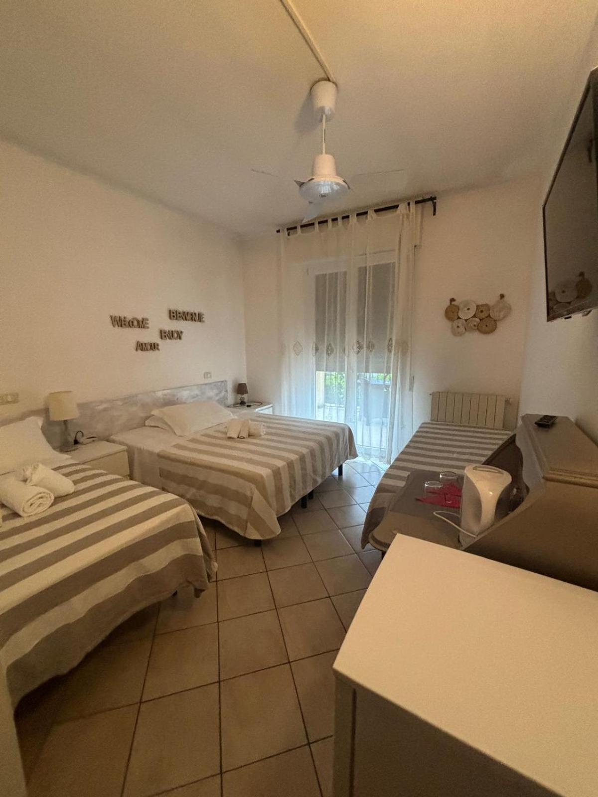 Casa Versilia Hotel Marina di Massa Buitenkant foto